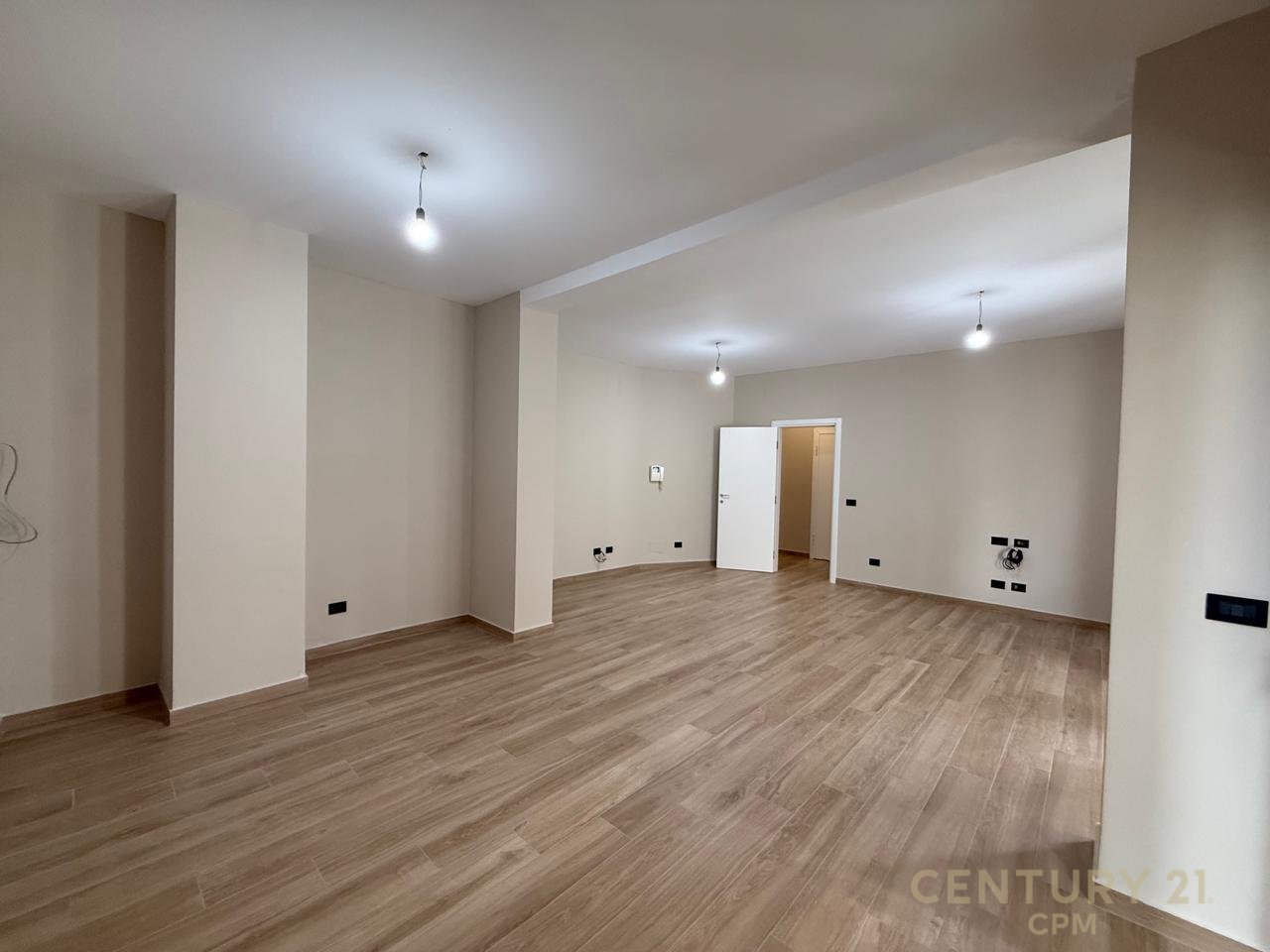 OFFICE FOR RENT IN GARDA, 4 ROOMS + PARKING SPACE