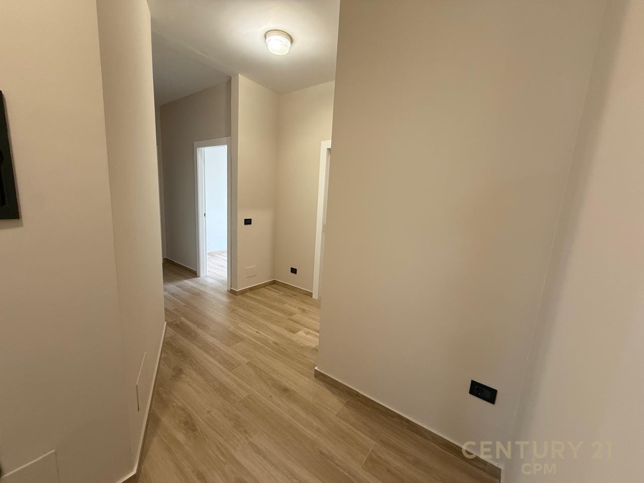 OFFICE FOR RENT IN GARDA, 4 ROOMS + PARKING SPACE