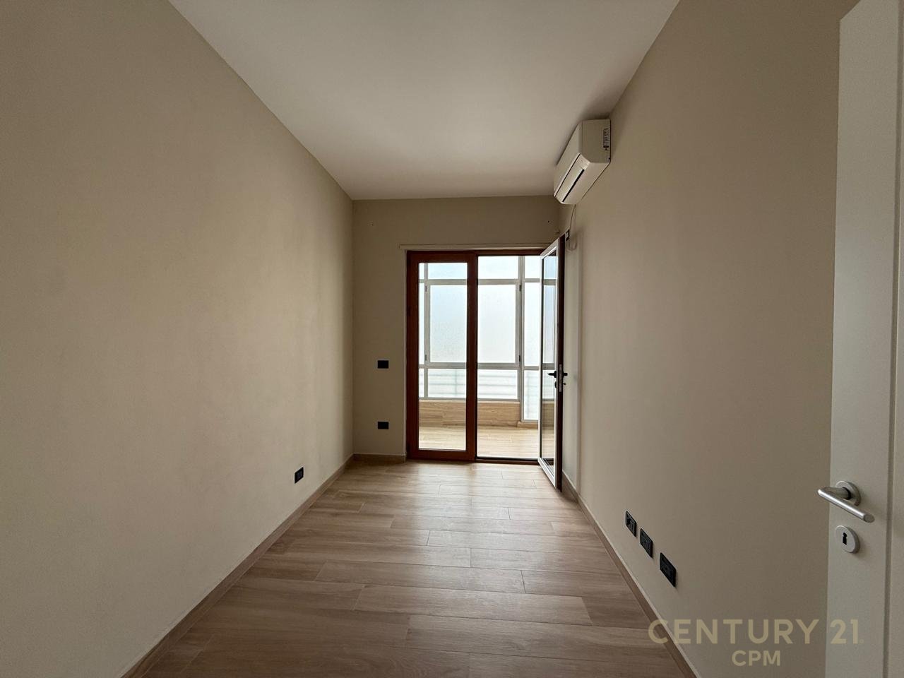 OFFICE FOR RENT IN GARDA, 4 ROOMS + PARKING SPACE