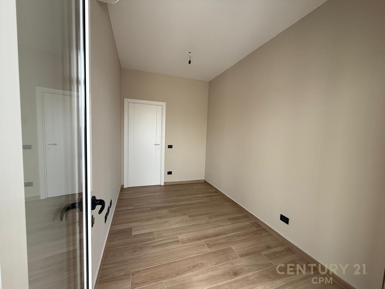 OFFICE FOR RENT IN GARDA, 4 ROOMS + PARKING SPACE