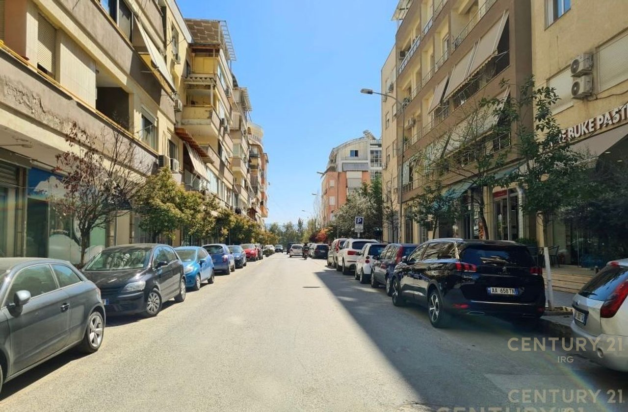 SPACE FOR SALE NEAR THE LAKE, BOTANICAL GARDEN!