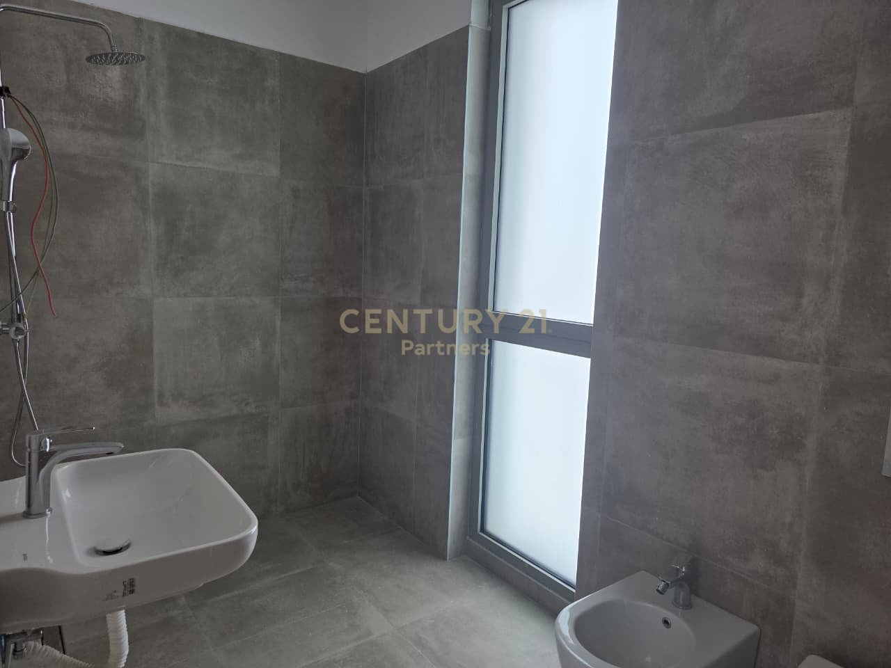 SHITET APARTAMENT 1+1+2 TUALETE TEK  Bulevardi Ri (Park Avenue) !
POST PARKIMI ME CMIM EXTRA