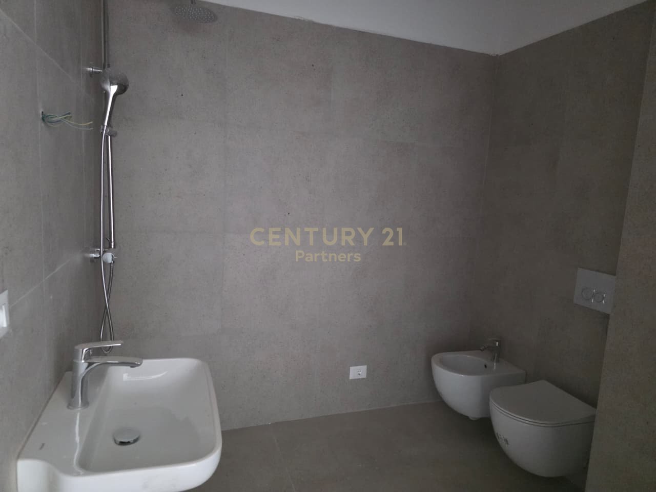 SHITET APARTAMENT 1+1+2 TUALETE TEK  Bulevardi Ri (Park Avenue) !
POST PARKIMI ME CMIM EXTRA