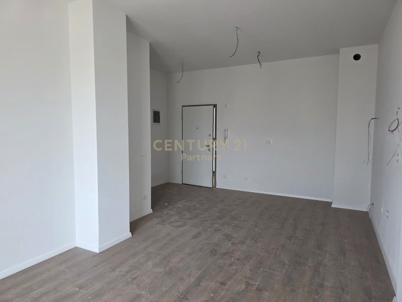 SHITET APARTAMENT 1+1+2 TUALETE TEK  Bulevardi Ri (Park Avenue) !
POST PARKIMI ME CMIM EXTRA