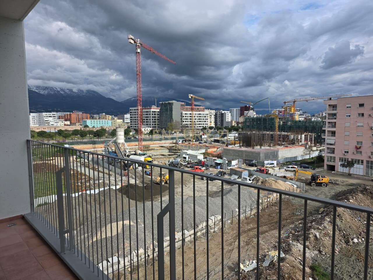 SHITET APARTAMENT 1+1+2 TUALETE TEK  Bulevardi Ri (Park Avenue) !
POST PARKIMI ME CMIM EXTRA