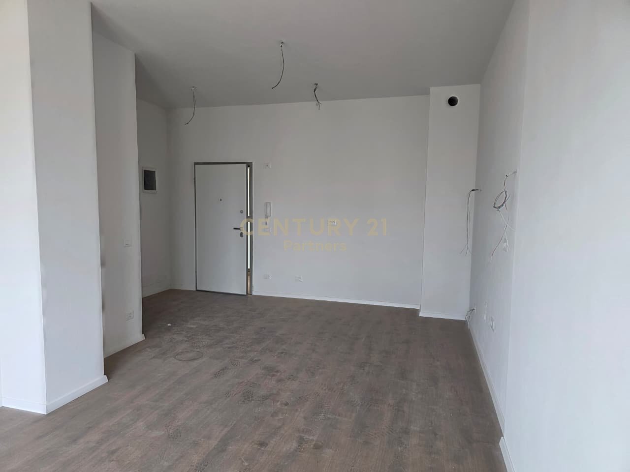 SHITET APARTAMENT 1+1+2 TUALETE TEK  Bulevardi Ri (Park Avenue) !
POST PARKIMI ME CMIM EXTRA