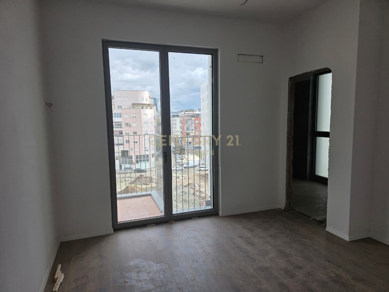 SHITET APARTAMENT 1+1+2 TUALETE TEK  Bulevardi Ri (Park Avenue) !
POST PARKIMI ME CMIM EXTRA