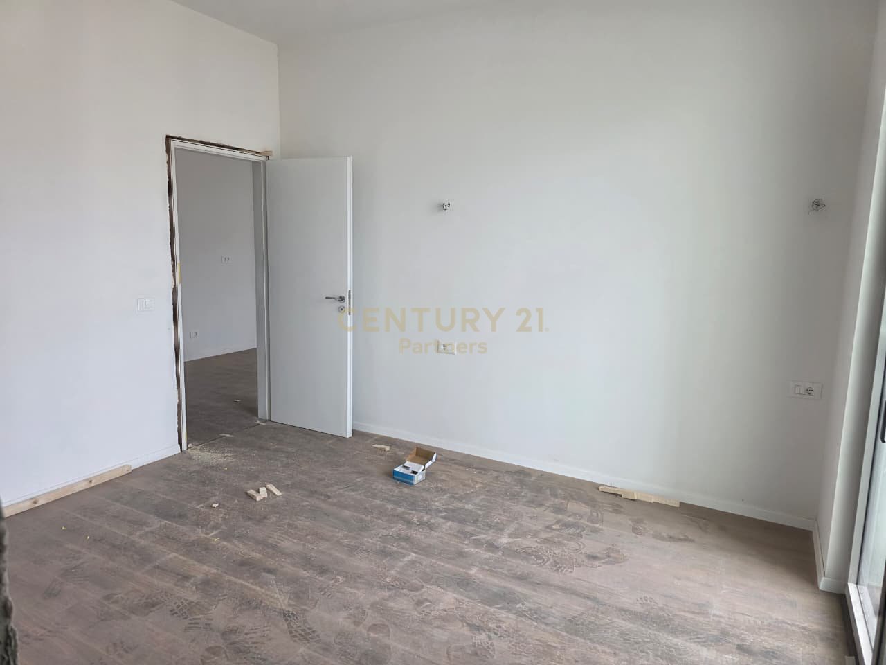 SHITET APARTAMENT 1+1+2 TUALETE TEK  Bulevardi Ri (Park Avenue) !
POST PARKIMI ME CMIM EXTRA