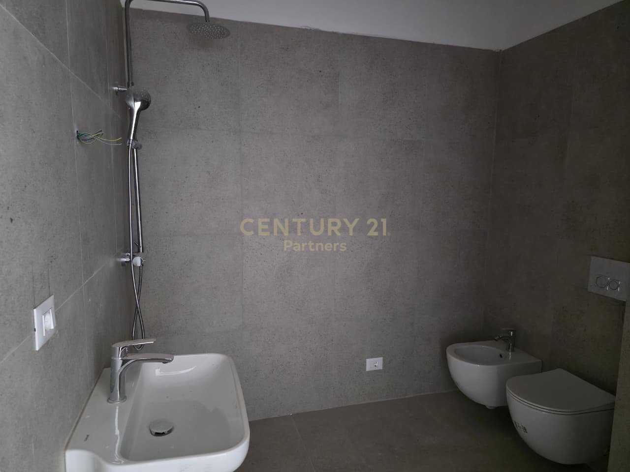 SHITET APARTAMENT 1+1+2 TUALETE TEK  Bulevardi Ri (Park Avenue) !
POST PARKIMI ME CMIM EXTRA