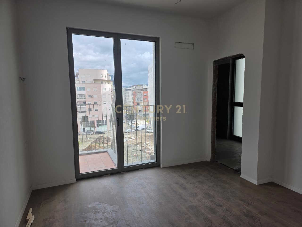 SHITET APARTAMENT 1+1+2 TUALETE TEK  Bulevardi Ri (Park Avenue) !
POST PARKIMI ME CMIM EXTRA