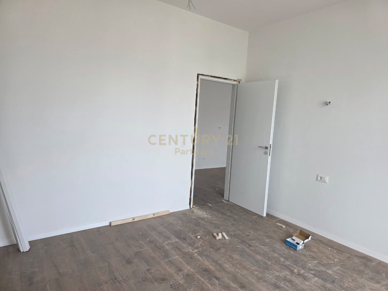 SHITET APARTAMENT 1+1+2 TUALETE TEK  Bulevardi Ri (Park Avenue) !
POST PARKIMI ME CMIM EXTRA