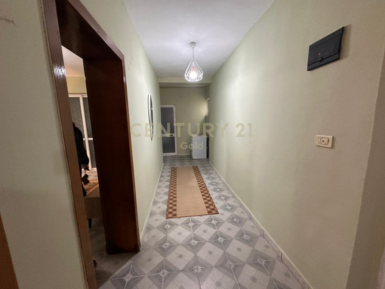 JEPET ME QIRA APARTAMENT 2+1 TEK ISH BLLOKU PRANE LIBRIT UNIVERSITAR !