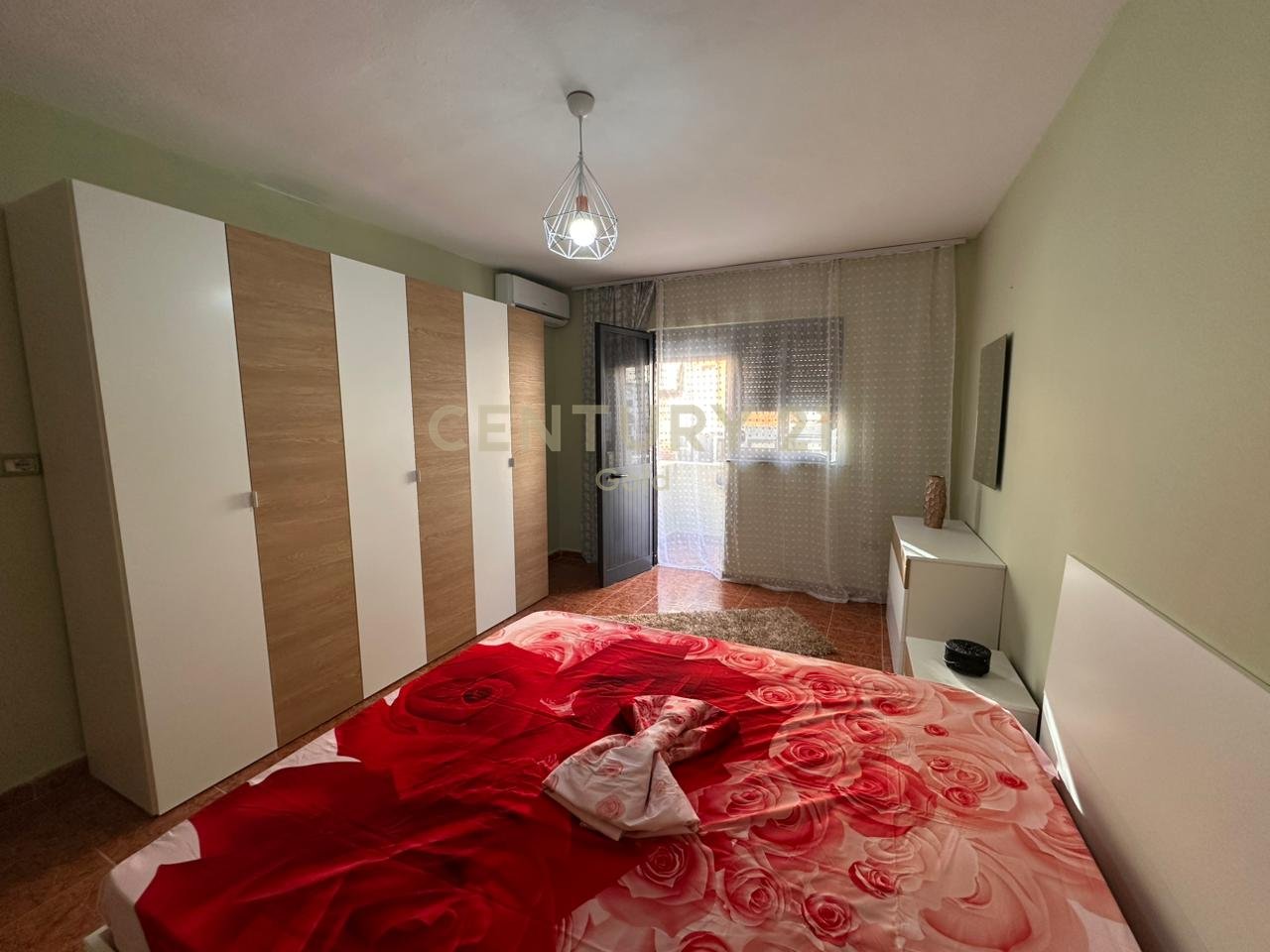 JEPET ME QIRA APARTAMENT 2+1 TEK ISH BLLOKU PRANE LIBRIT UNIVERSITAR !