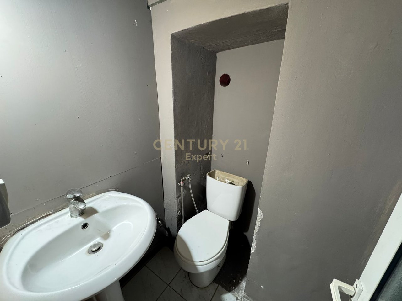 LOCALE COMMERCIALE IN AFFITTO VICINO A RRUGA FORTUZI