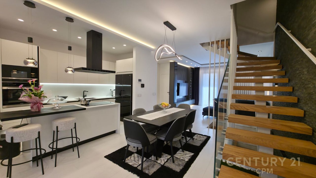 Triplex + 4Poste parkimi në shitje tek Liqeni i Thatë