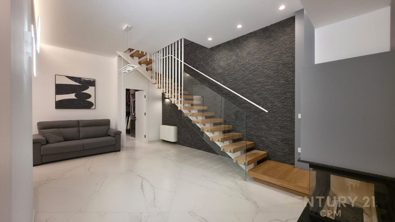 Triplex + 4Poste parkimi në shitje tek Liqeni i Thatë