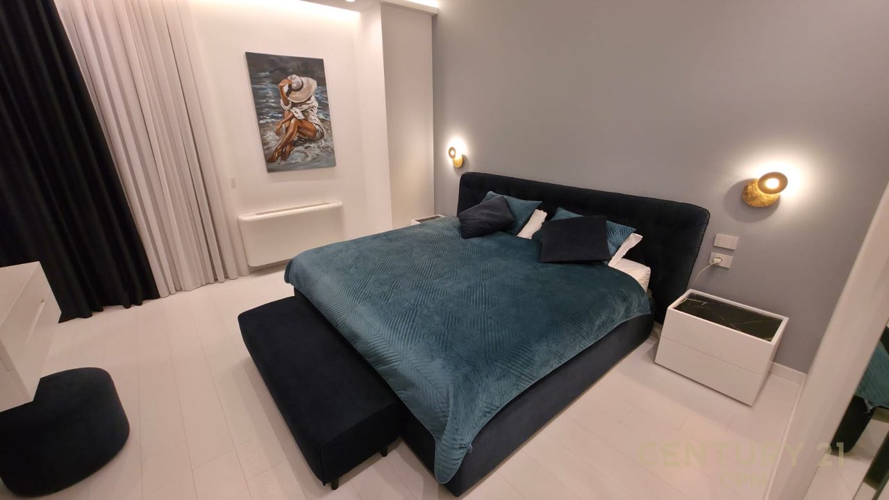 Triplex + 4Poste parkimi në shitje tek Liqeni i Thatë