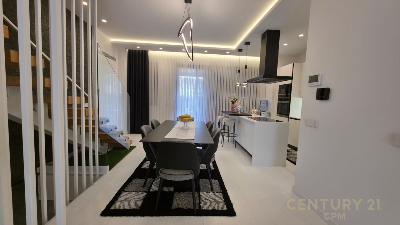 Triplex + 4Poste parkimi në shitje tek Liqeni i Thatë