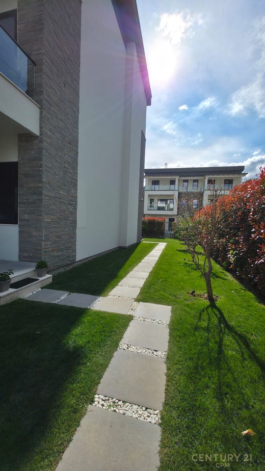 Triplex + 4Poste parkimi në shitje tek Liqeni i Thatë