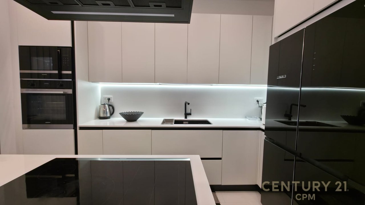 Triplex + 4Poste parkimi në shitje tek Liqeni i Thatë