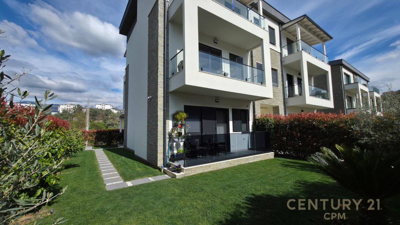 Triplex + 4Poste parkimi në shitje tek Liqeni i Thatë