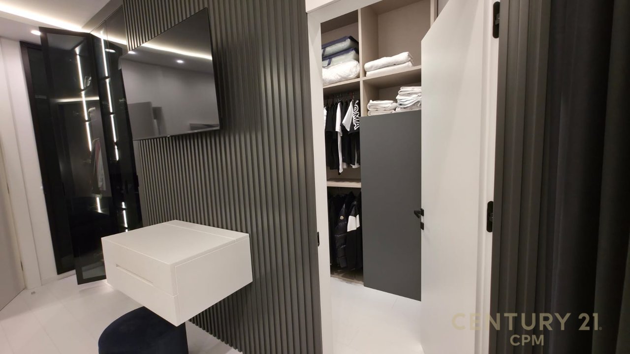 Triplex + 4Poste parkimi në shitje tek Liqeni i Thatë