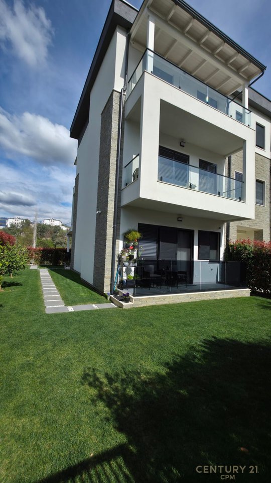 Triplex + 4Poste parkimi në shitje tek Liqeni i Thatë