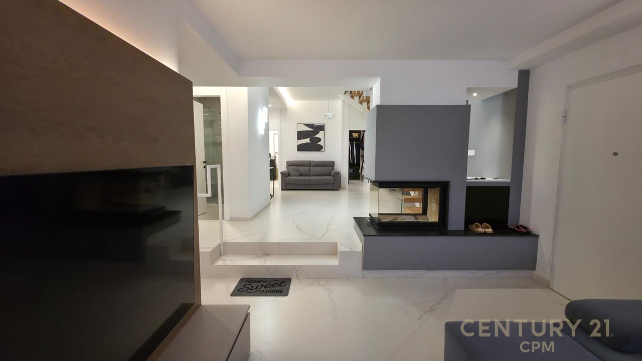 Triplex + 4Poste parkimi në shitje tek Liqeni i Thatë