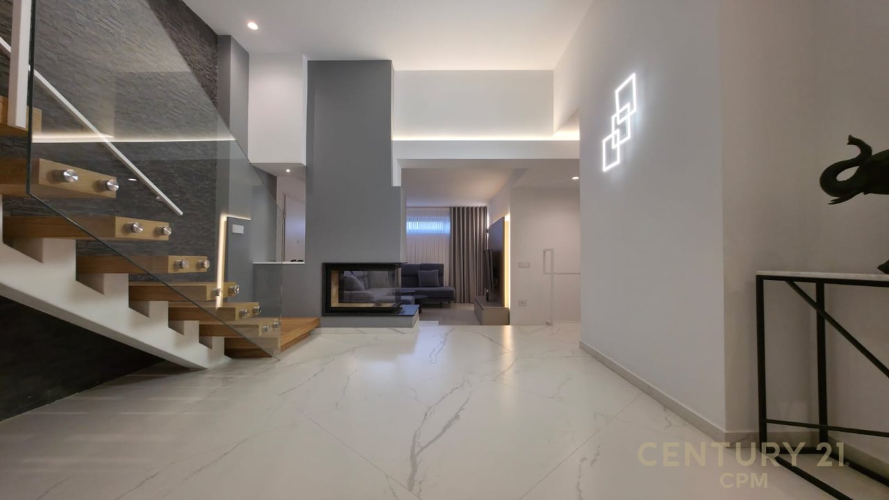 Triplex + 4Poste parkimi në shitje tek Liqeni i Thatë