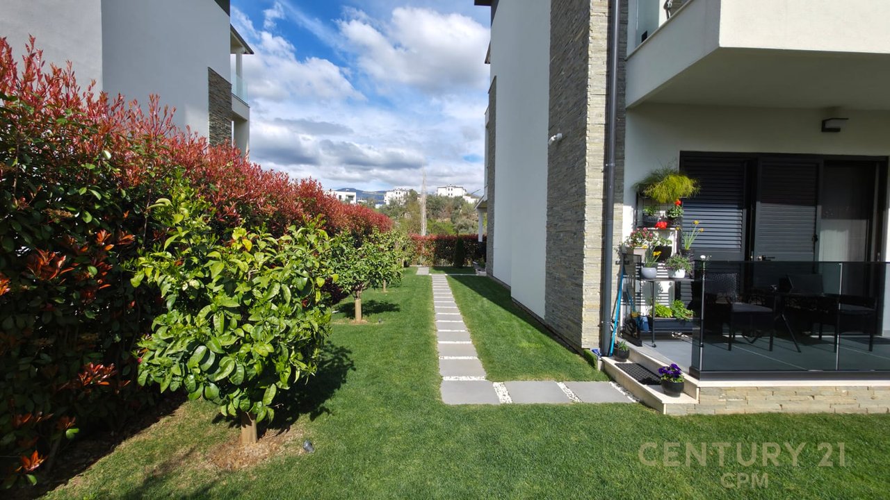 Triplex + 4Poste parkimi në shitje tek Liqeni i Thatë