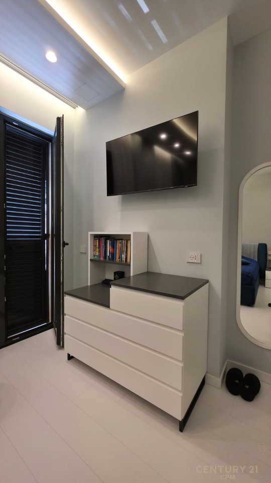 Triplex + 4Poste parkimi në shitje tek Liqeni i Thatë