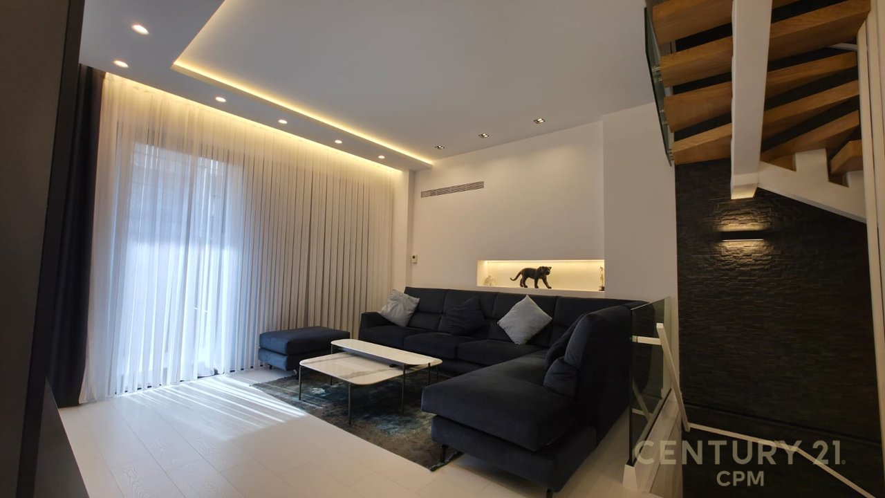 Triplex + 4Poste parkimi në shitje tek Liqeni i Thatë