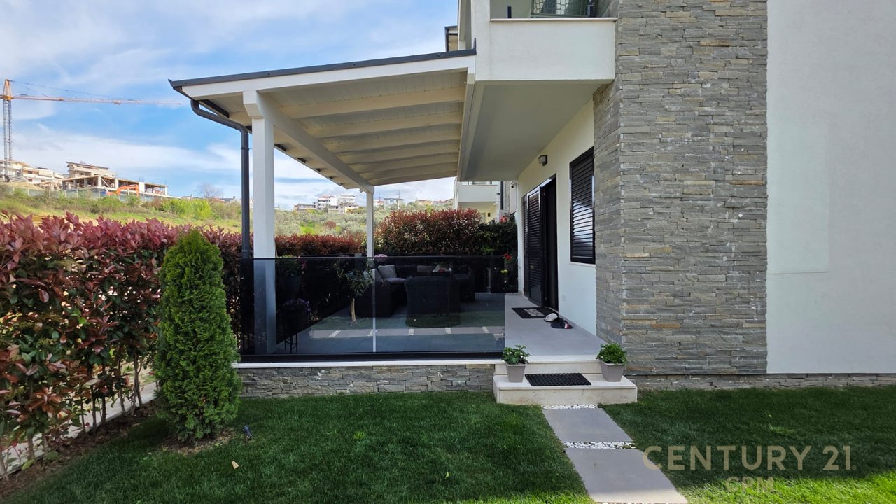 Triplex + 4Poste parkimi në shitje tek Liqeni i Thatë