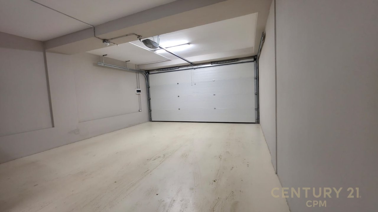 Triplex + 4Poste parkimi në shitje tek Liqeni i Thatë
