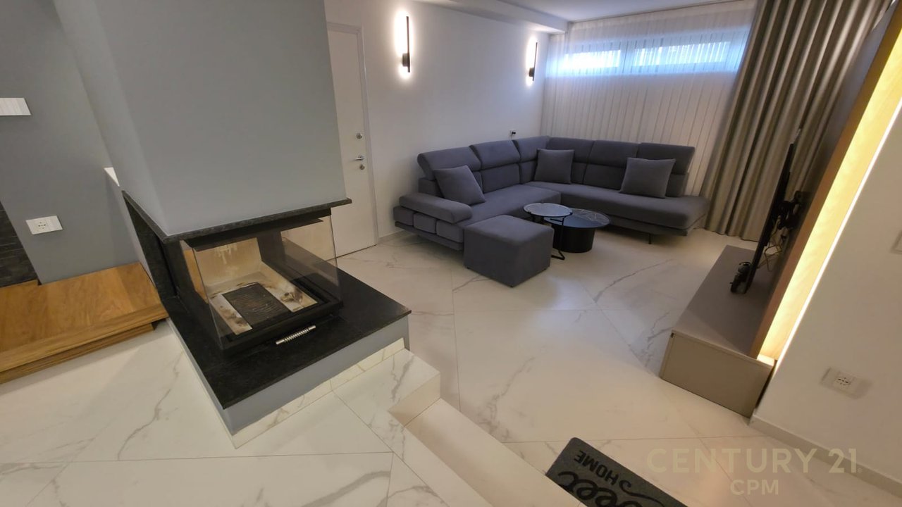 Triplex + 4Poste parkimi në shitje tek Liqeni i Thatë