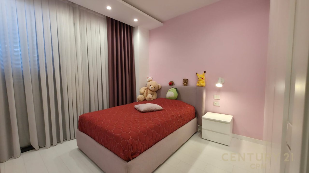 Triplex + 4Poste parkimi në shitje tek Liqeni i Thatë