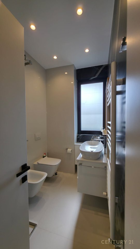 Triplex + 4Poste parkimi në shitje tek Liqeni i Thatë