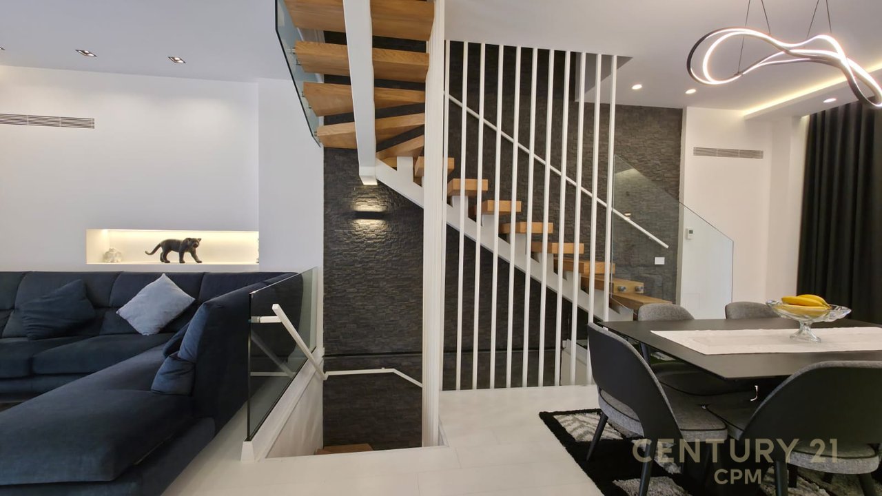 Triplex + 4Poste parkimi në shitje tek Liqeni i Thatë