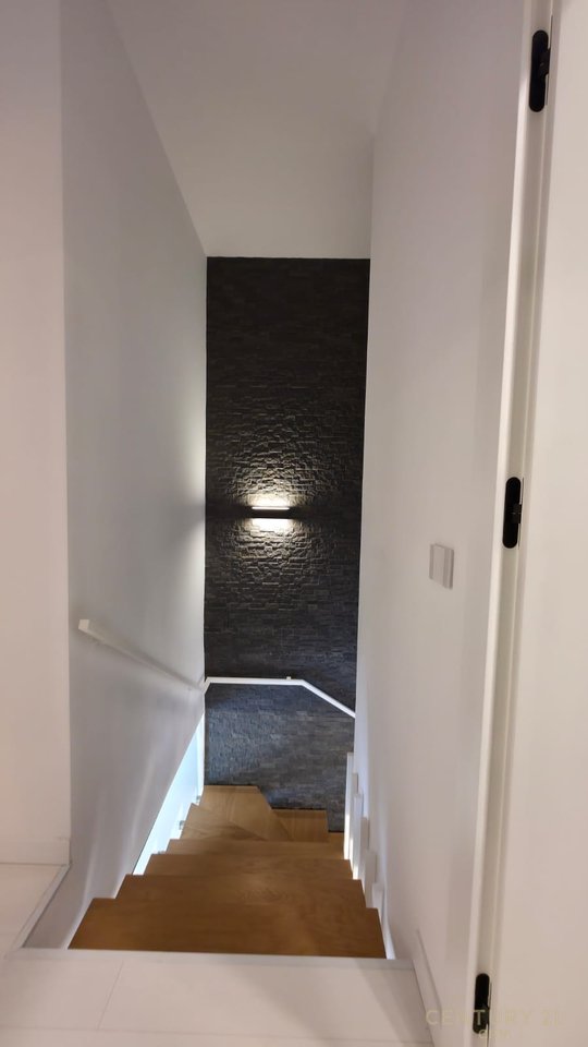 Triplex + 4Poste parkimi në shitje tek Liqeni i Thatë