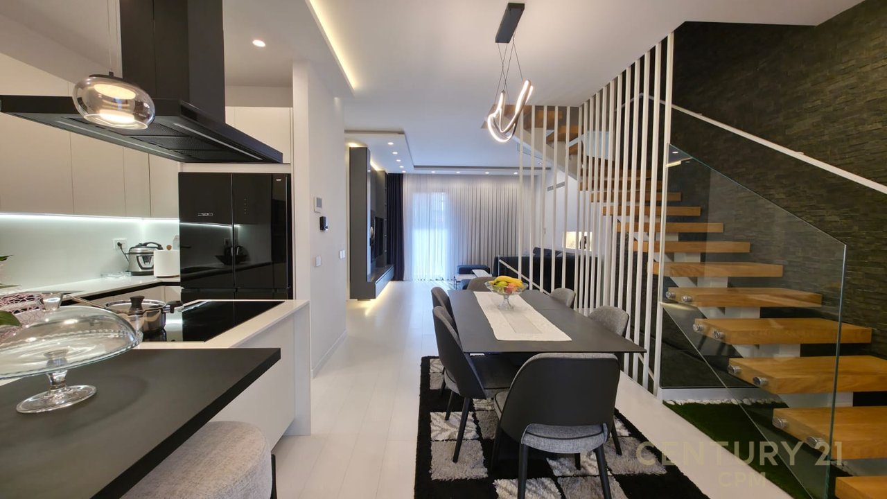 Triplex + 4Poste parkimi në shitje tek Liqeni i Thatë