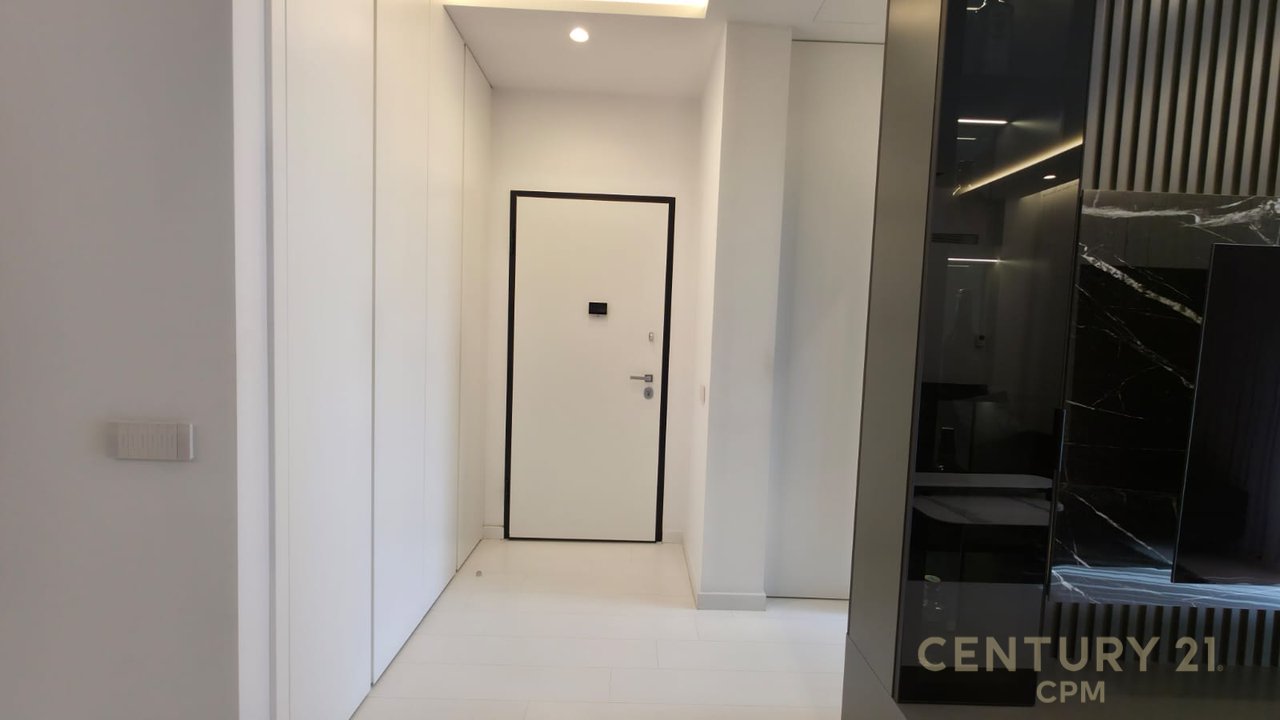 Triplex + 4Poste parkimi në shitje tek Liqeni i Thatë