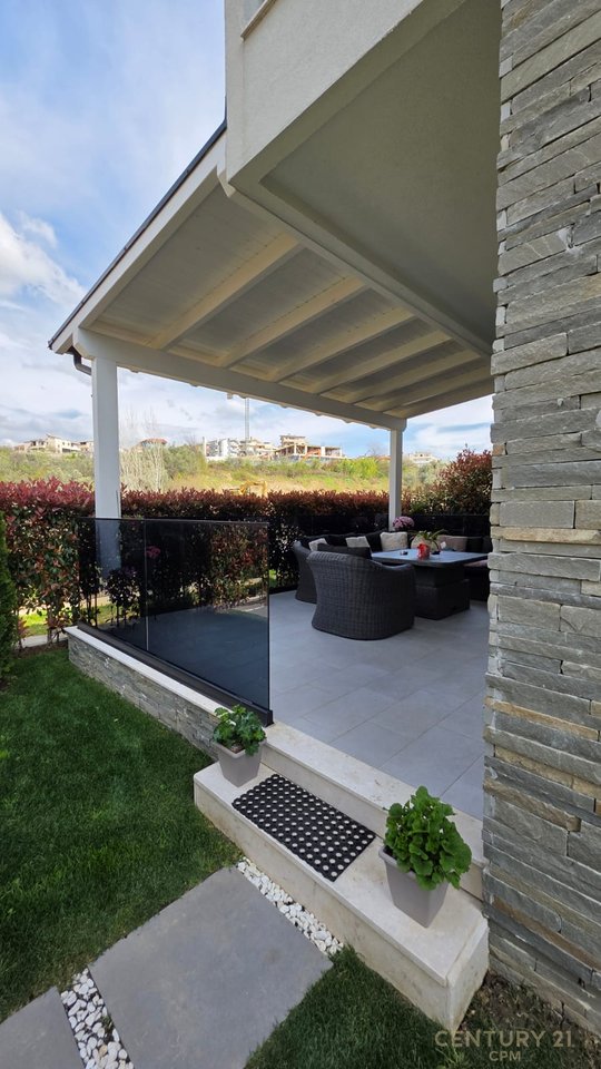 Triplex + 4Poste parkimi në shitje tek Liqeni i Thatë