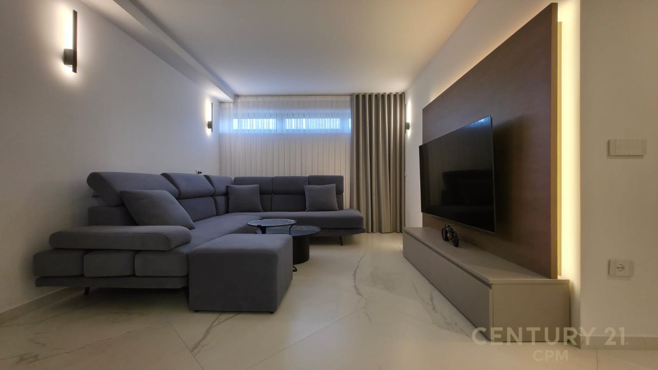 Triplex + 4Poste parkimi në shitje tek Liqeni i Thatë