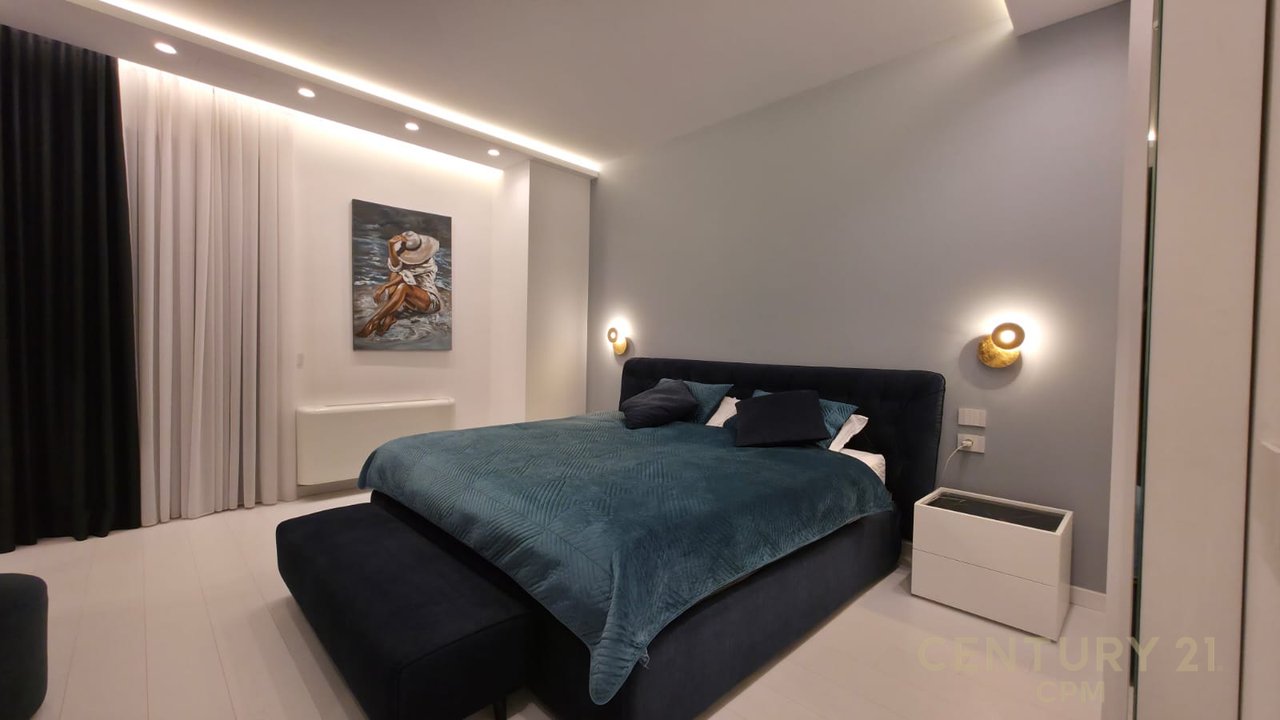 Triplex + 4Poste parkimi në shitje tek Liqeni i Thatë