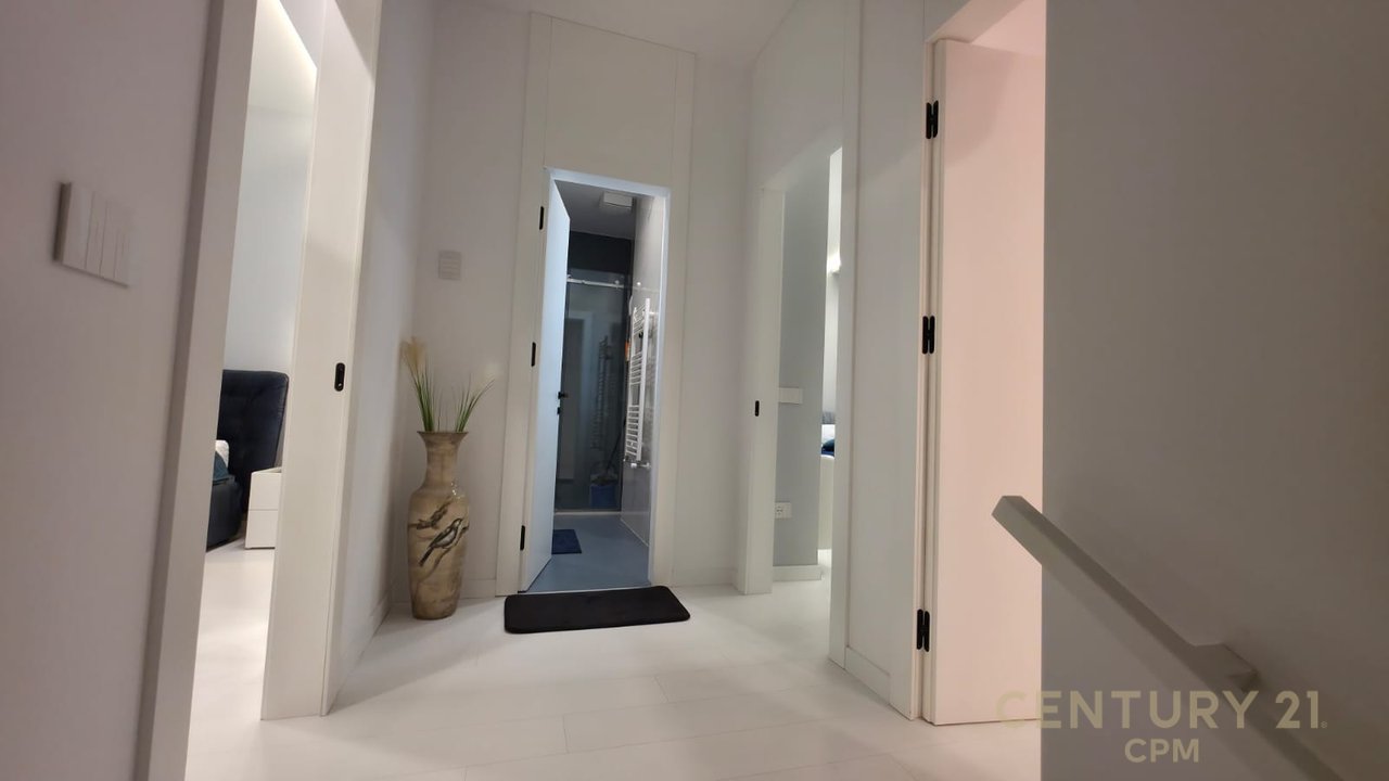 Triplex + 4Poste parkimi në shitje tek Liqeni i Thatë