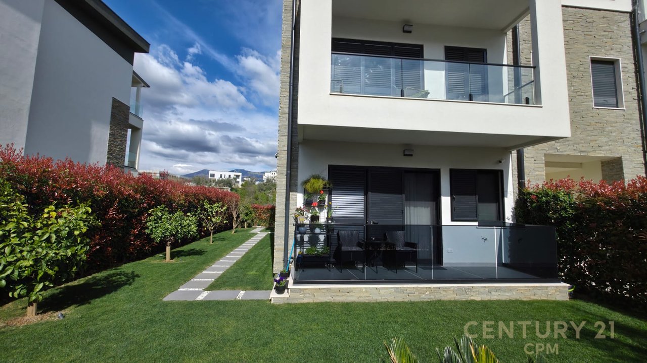 Triplex + 4Poste parkimi në shitje tek Liqeni i Thatë