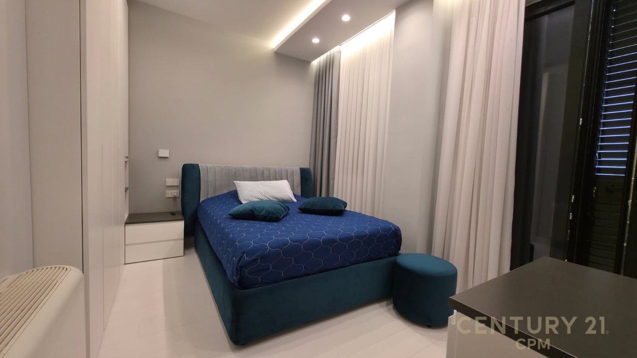 Triplex + 4Poste parkimi në shitje tek Liqeni i Thatë