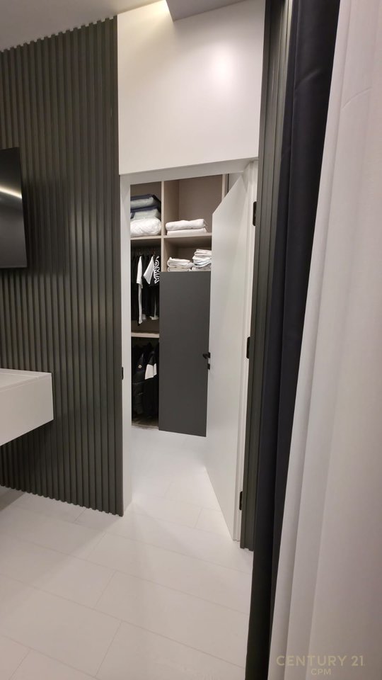 Triplex + 4Poste parkimi në shitje tek Liqeni i Thatë