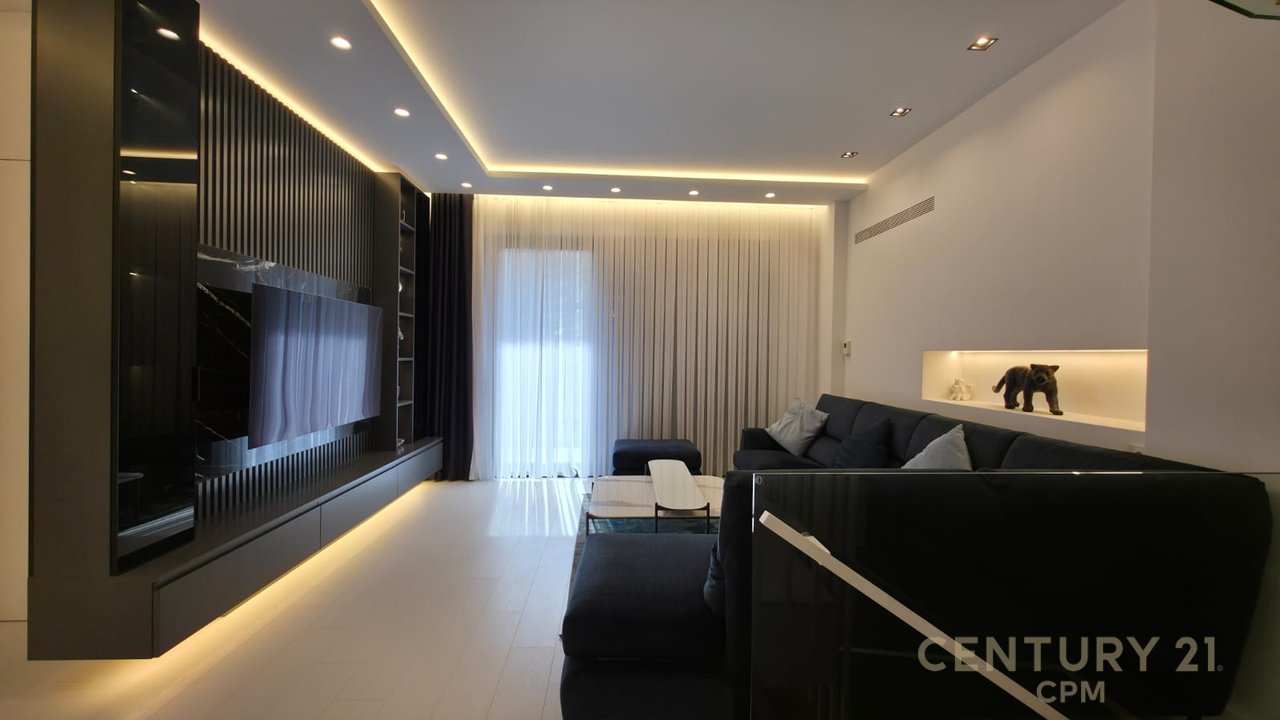 Triplex + 4Poste parkimi në shitje tek Liqeni i Thatë