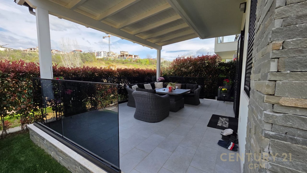 Triplex + 4Poste parkimi në shitje tek Liqeni i Thatë